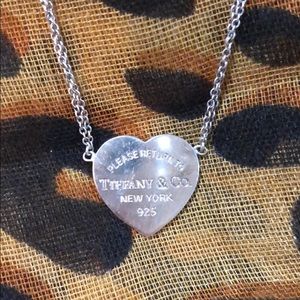 Tiffany’s heart necklace comes with box and bag